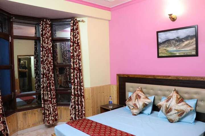 Room 3 of 28