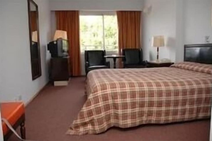 Room 4 of 18