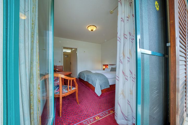 Room 21 of 77
