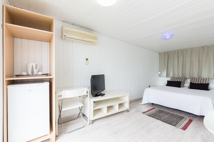 Room 10 of 93