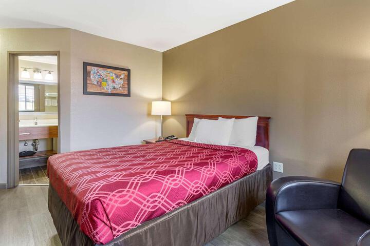 1 Queen Bed (6 of 12)
