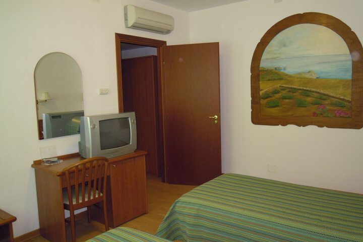 Room 4 of 16