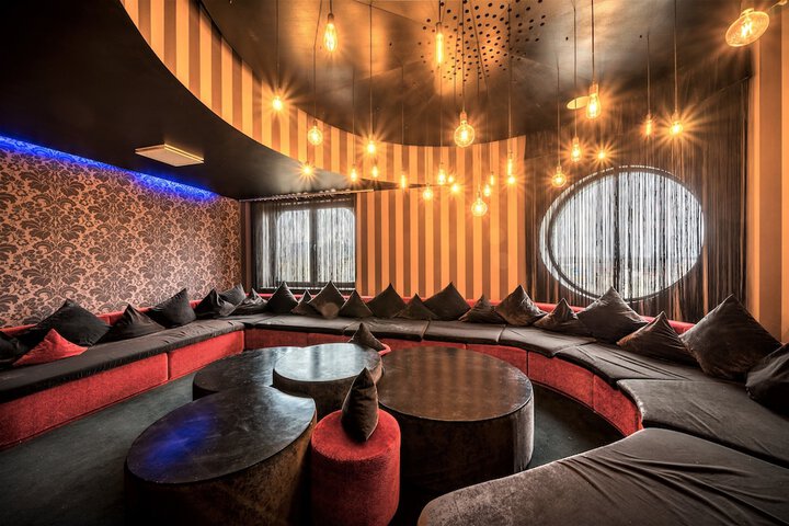 Lounge 49 of 62