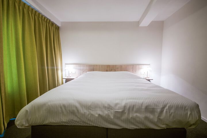 Room 4 of 32