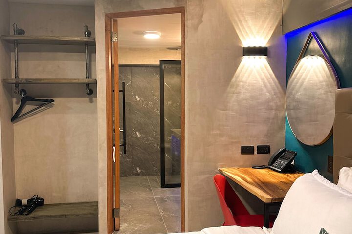 Room 52 of 80