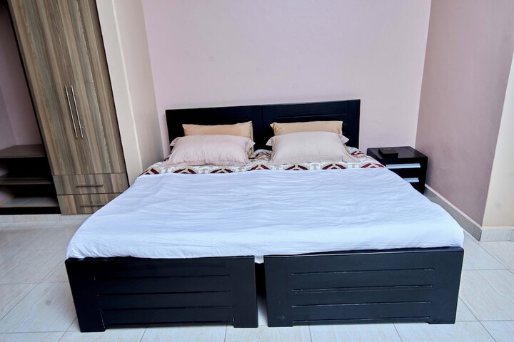 Room 10 of 16