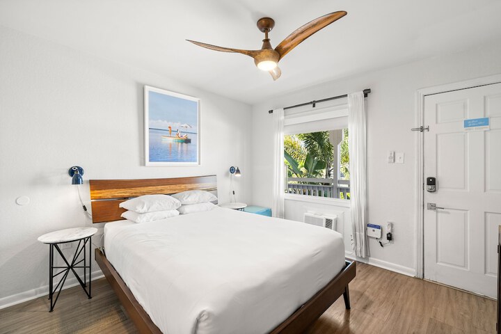 Room 2 of 75