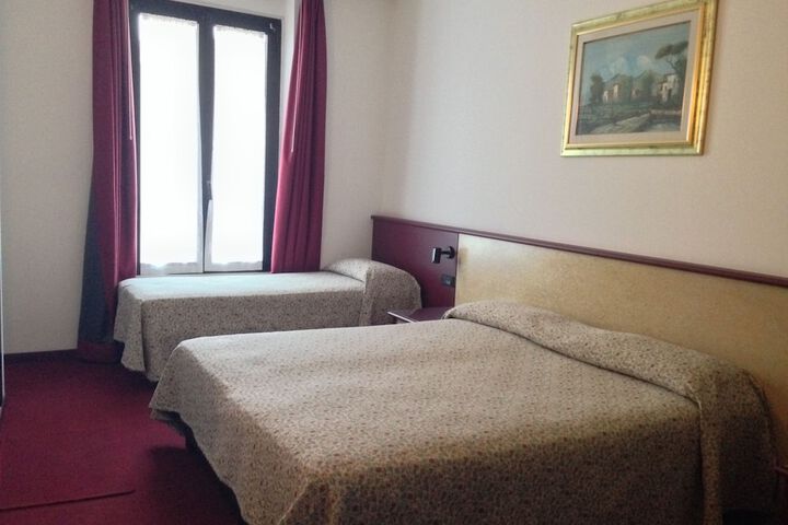 Room 13 of 33