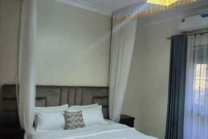 Room 5 of 8