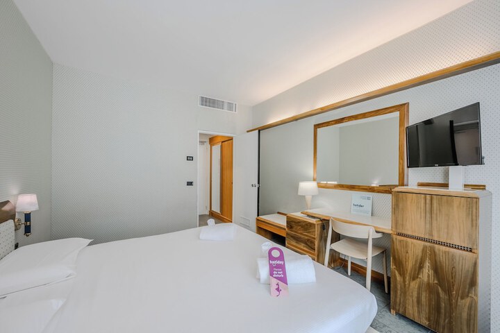 Room 22 of 97