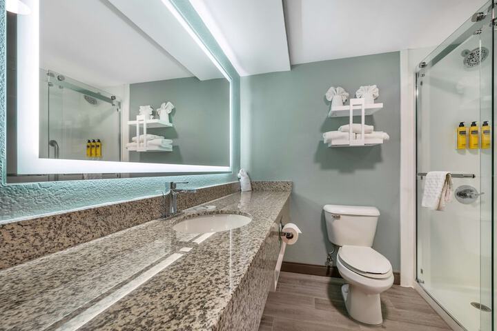 2 Queen Beds Work Desk Lounge Chair Microwave and Refrigerator WiFi Full Breakfast (4 of 4)