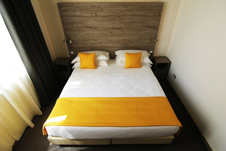 Room 6 of 34