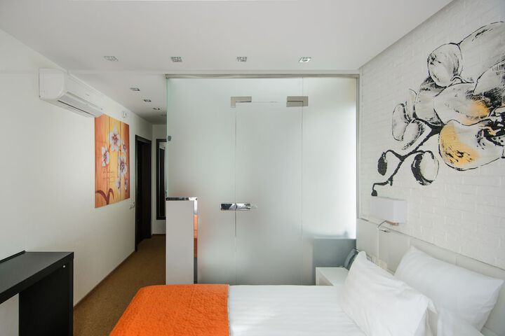 Room 10 of 37