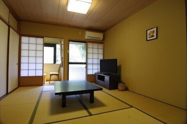 Room 11 of 38