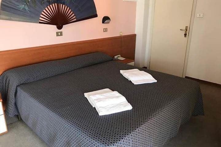Room 6 of 27
