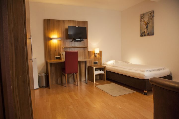 Room 6 of 76