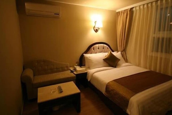 Room 7 of 10