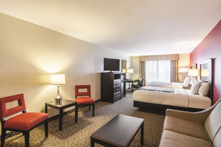 2 Queen Beds Accessible with Roll in Shower (9 of 11)