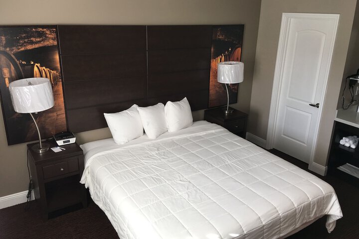 1 Queen Bed (4 of 8)