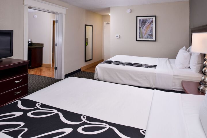 2 Queen Beds Mobility Accessible (11 of 16)