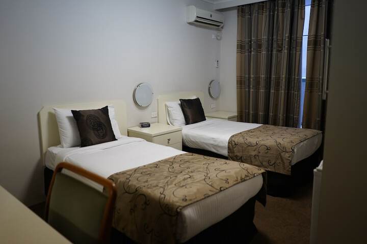 Room 4 of 34