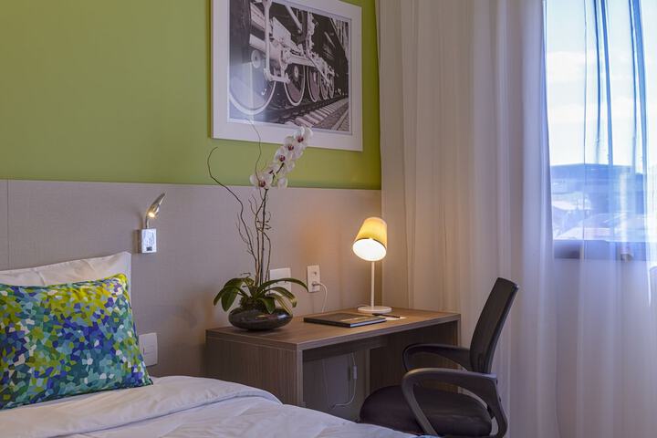 Room 4 of 40