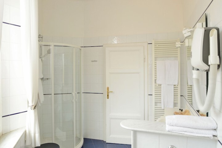 Room 32 of 46