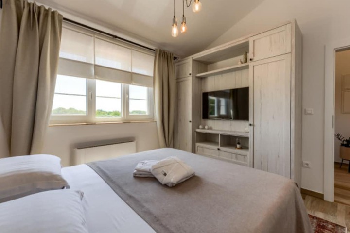 Room 8 of 30