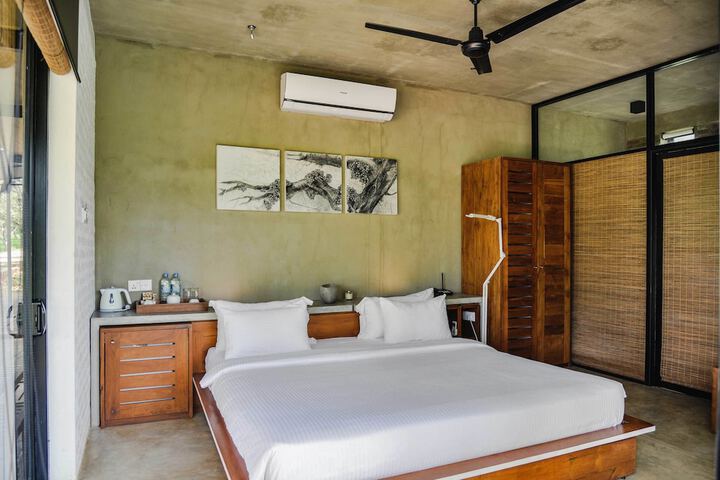 Room 4 of 73