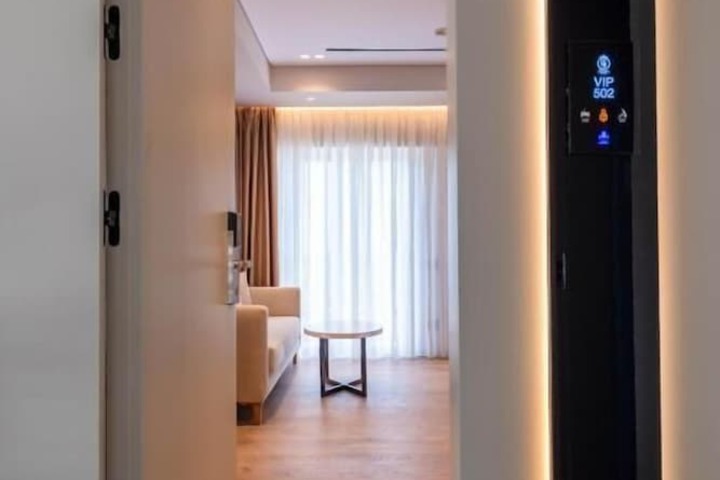 Room 104 of 171