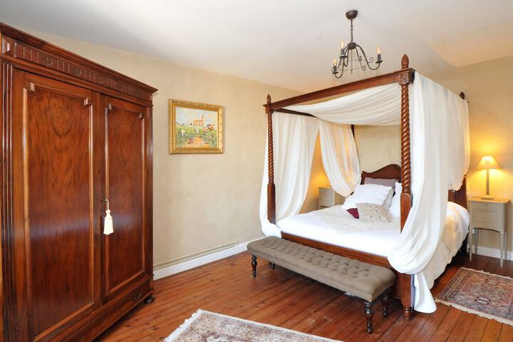 Room 6 of 10