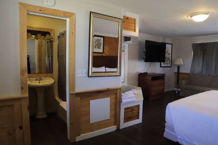 Deluxe Room 1 King Bed Hot Tub (4 of 6)