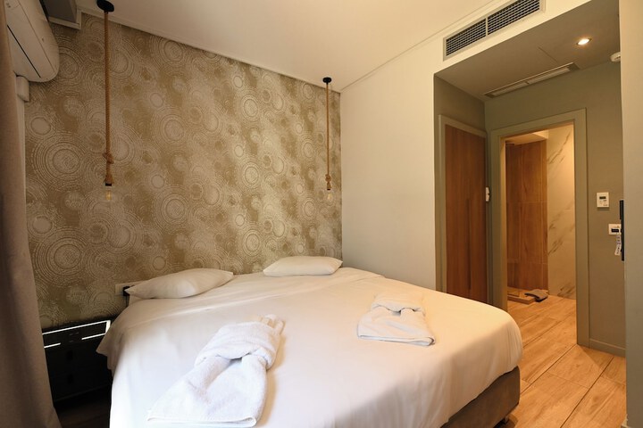 Room 18 of 200