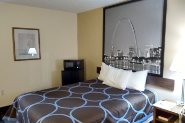 1 Queen Bed (8 of 12)
