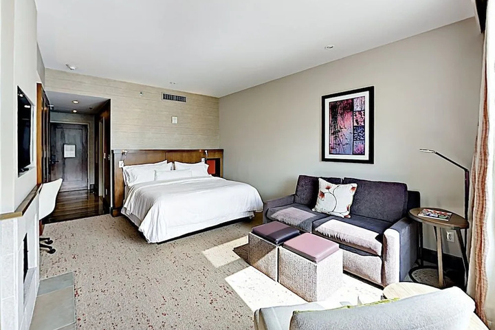 Riverfront Studio W / Pool Studio Bedroom Hotel Room