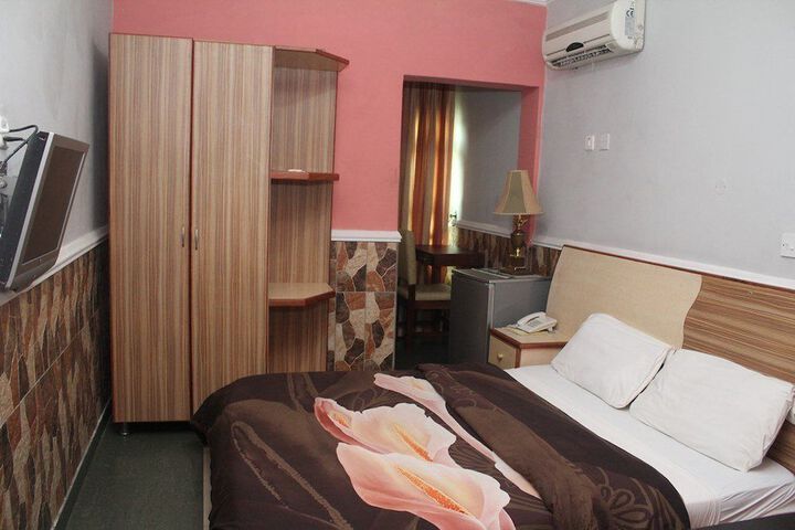 Room 3 of 28