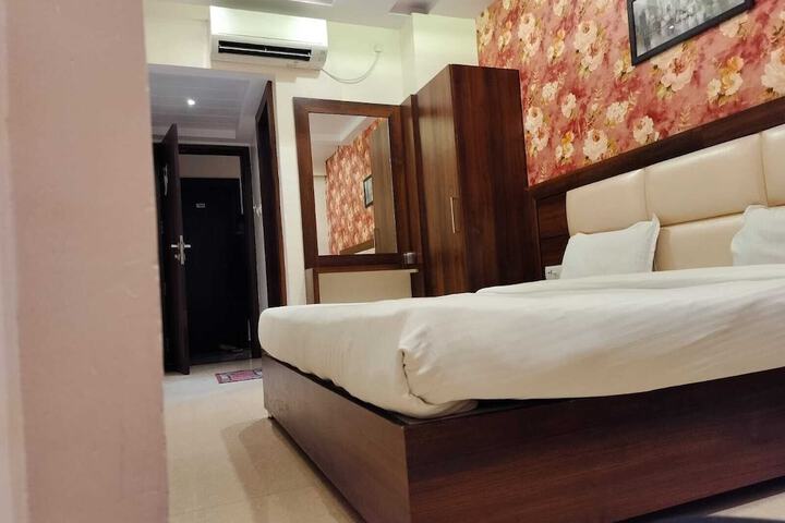 Room 12 of 26