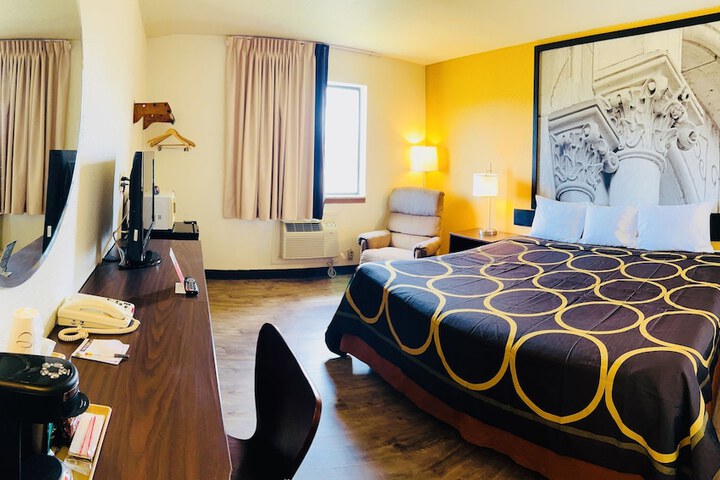 1 King Bed (11 of 24)