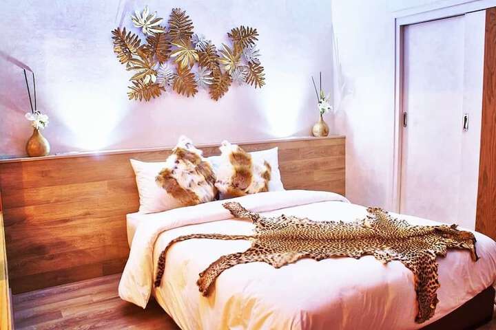 Room 8 of 33
