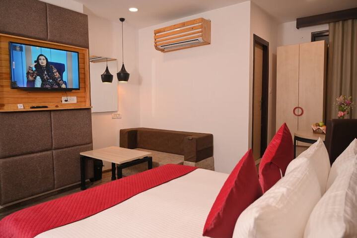 Room 9 of 17