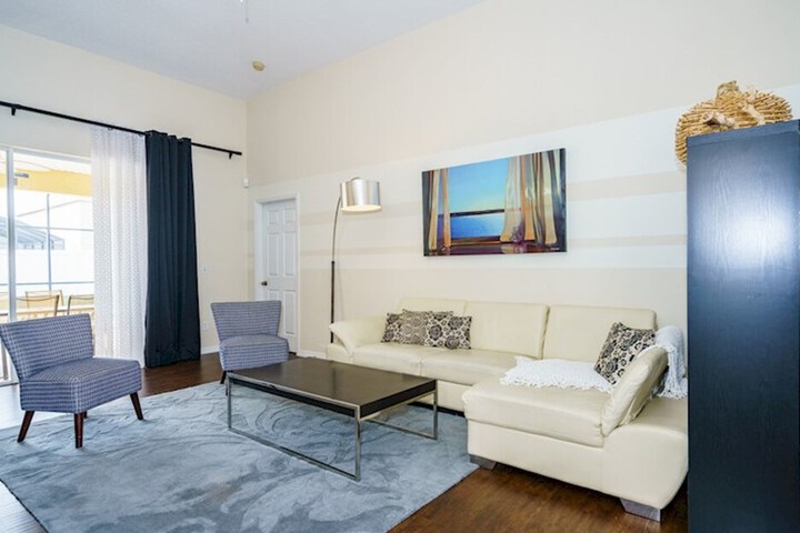 Room 4 of 28