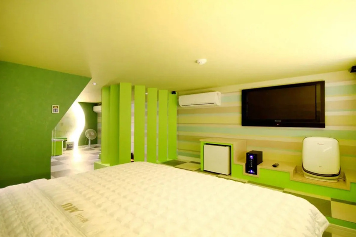Room 4 of 16