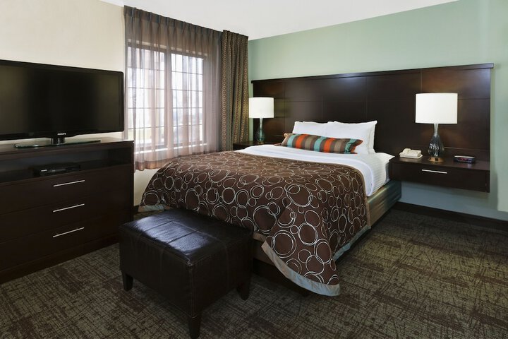 1 Queen Bed Studio Suite Sofa Bed (5 of 18)