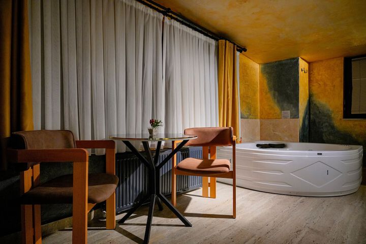 Room 49 of 244