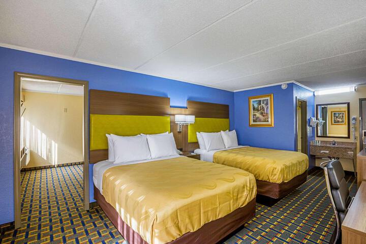 2 Queen Beds (3 of 7)