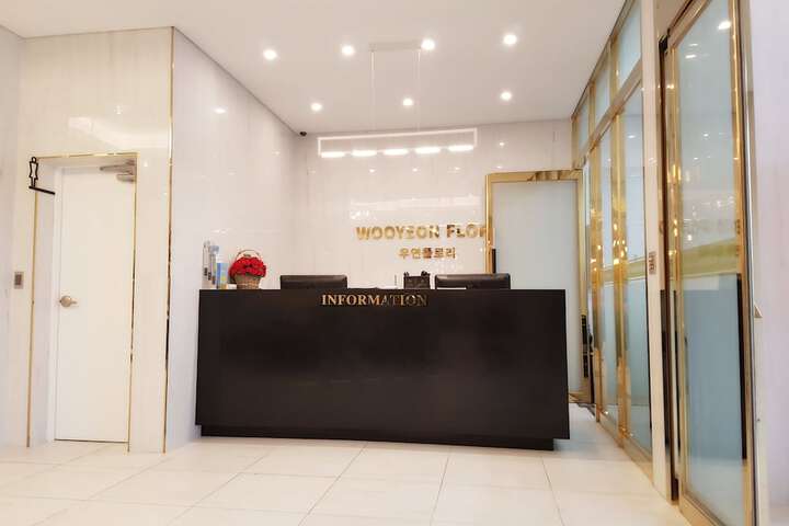 Concierge desk
