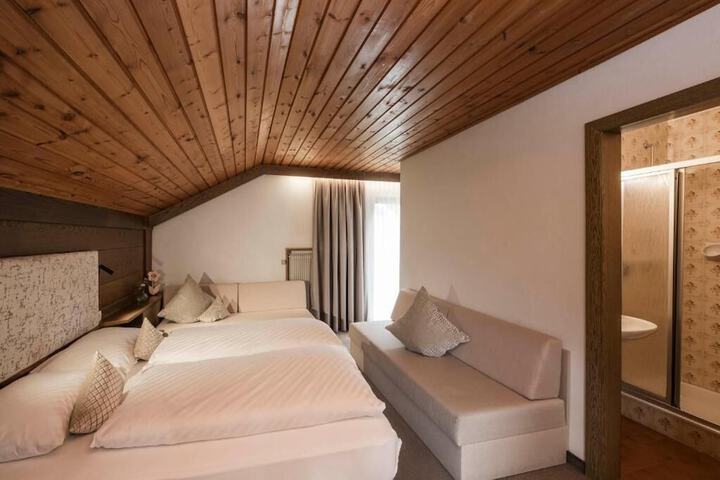 Room 3 of 27