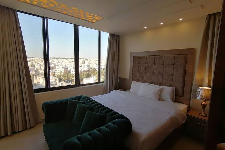 Room 6 of 77