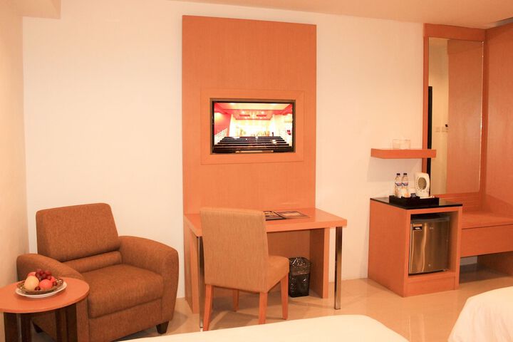 Room 6 of 33