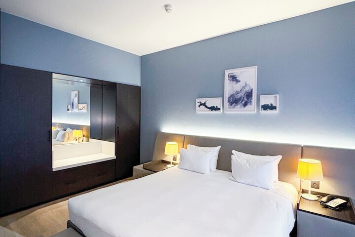 Room 3 of 76